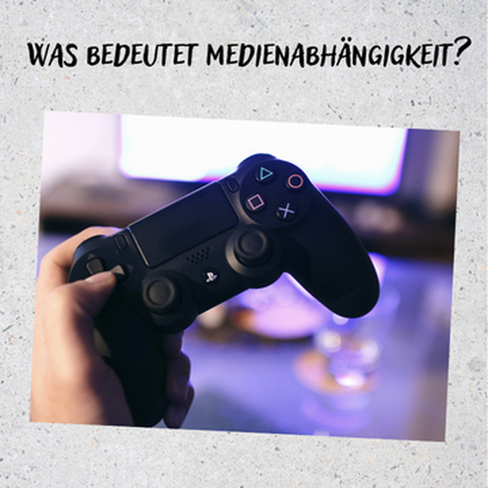 Das Bild zeigt eine Hand mit einem Playtsation-Controller. (vergrößerte Bildansicht wird geöffnet)